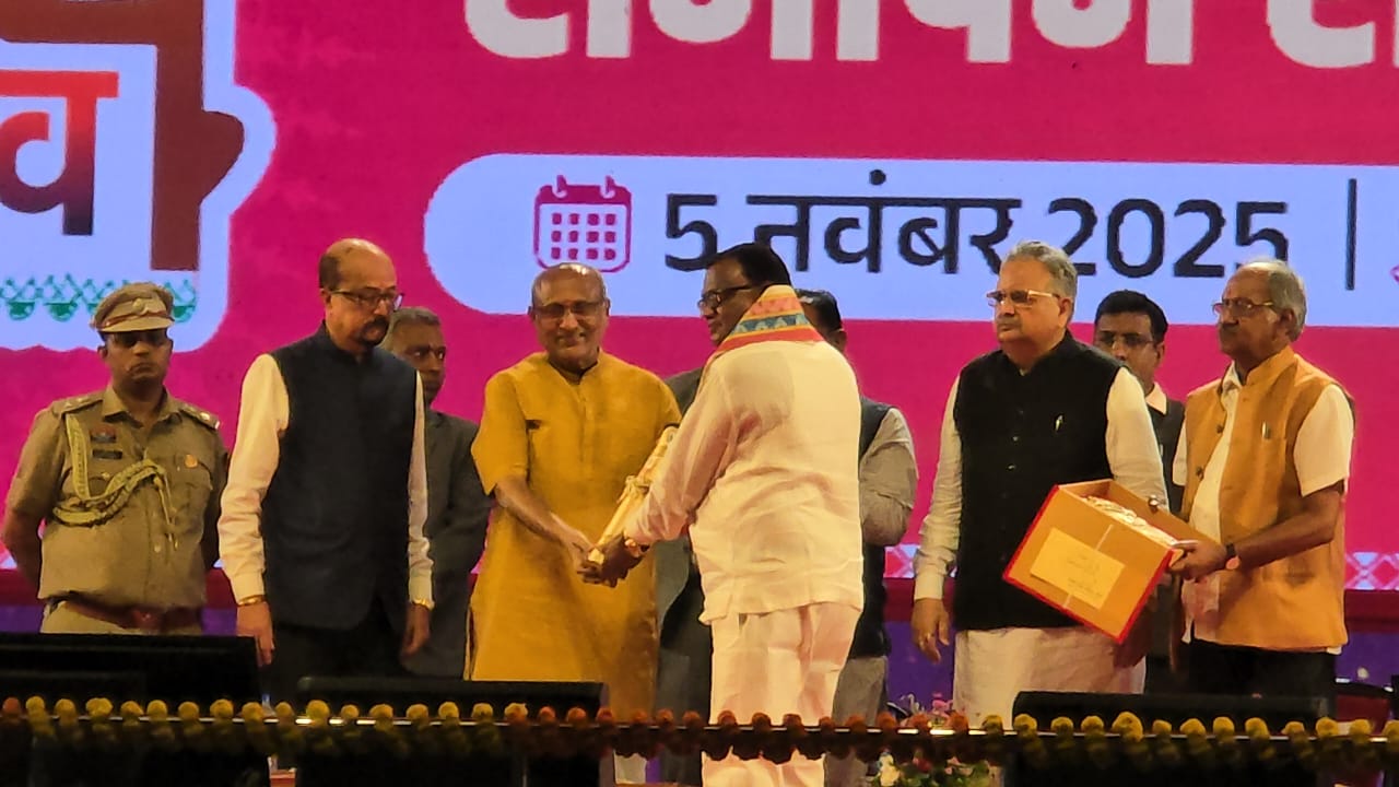 सहकारिता क्षेत्र में उत्कृष्ट कार्य के लिए सम्मानित हुई भखारा की प्राथमिक साख सहकारी समिति