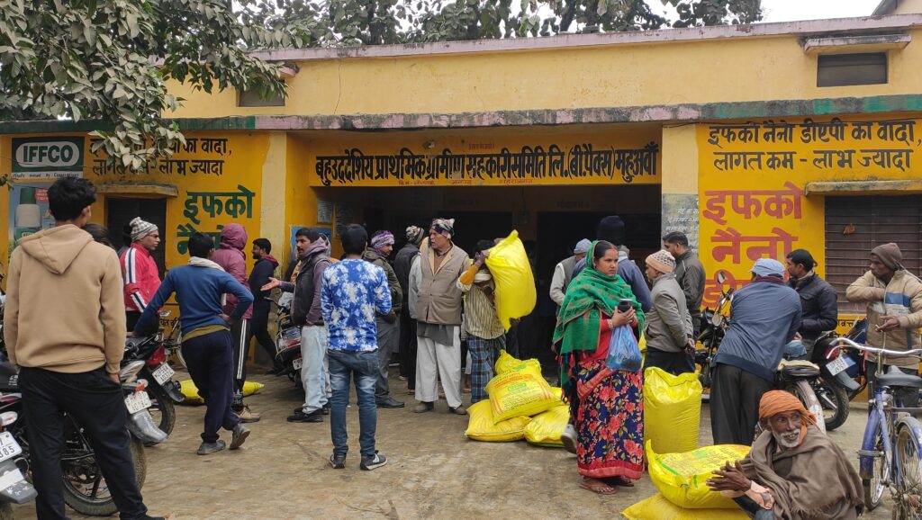  खाद की कालाबाजारी रोकने के लिए केंद्र की बड़ी कार्रवाई, देशभर में अबतक 3.17 लाख छापेमारी, 3,645 लाइसेंस रद्द और 418 एफआईआर