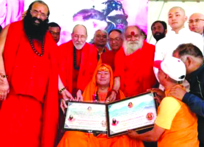 बौद्ध धर्म छोड़कर सनातन मानने वाले जापान के बाला कुंभ मुनि महाराज को निरंजनी अखाड़े ने दी महामण्डलेश्वर की उपाधि