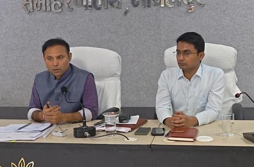 आचार संहिता हटते ही डीएम ने अधिकारियों के साथ की समीक्षा बैठक