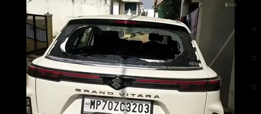 आगरमालवा: अज्ञात बदमाशों ने एक दर्जन कारों के कांच फोड़े