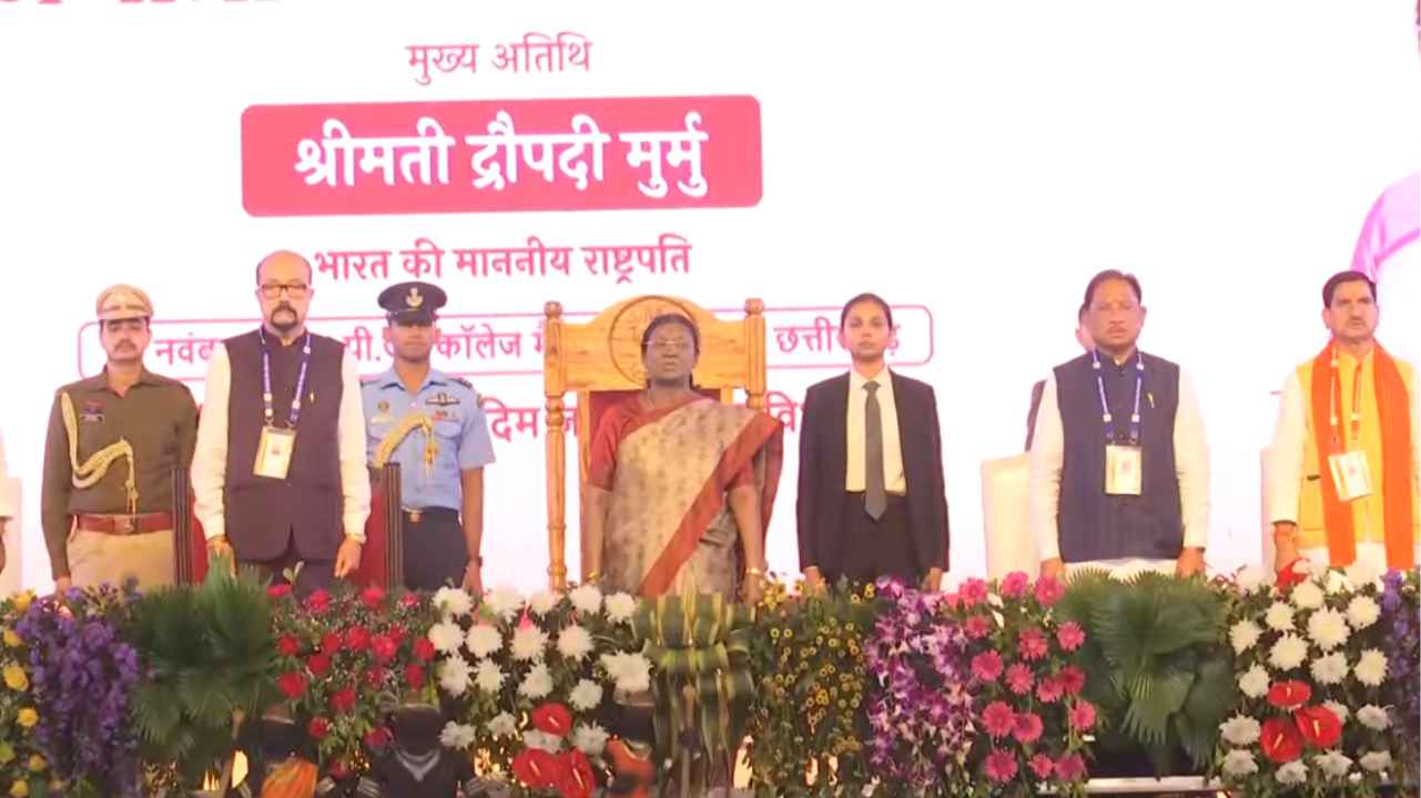 राष्ट्रपति ने छत्तीसगढ़ के अंबिकापुर में जनजातीय समाज के लोगों से की मुलाकात