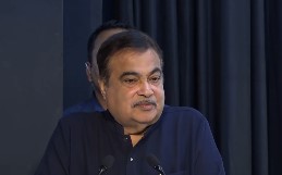 गडकरी ने नीतीश कुमार को मुख्यमंत्री पद की शपथ लेने पर दी बधाई