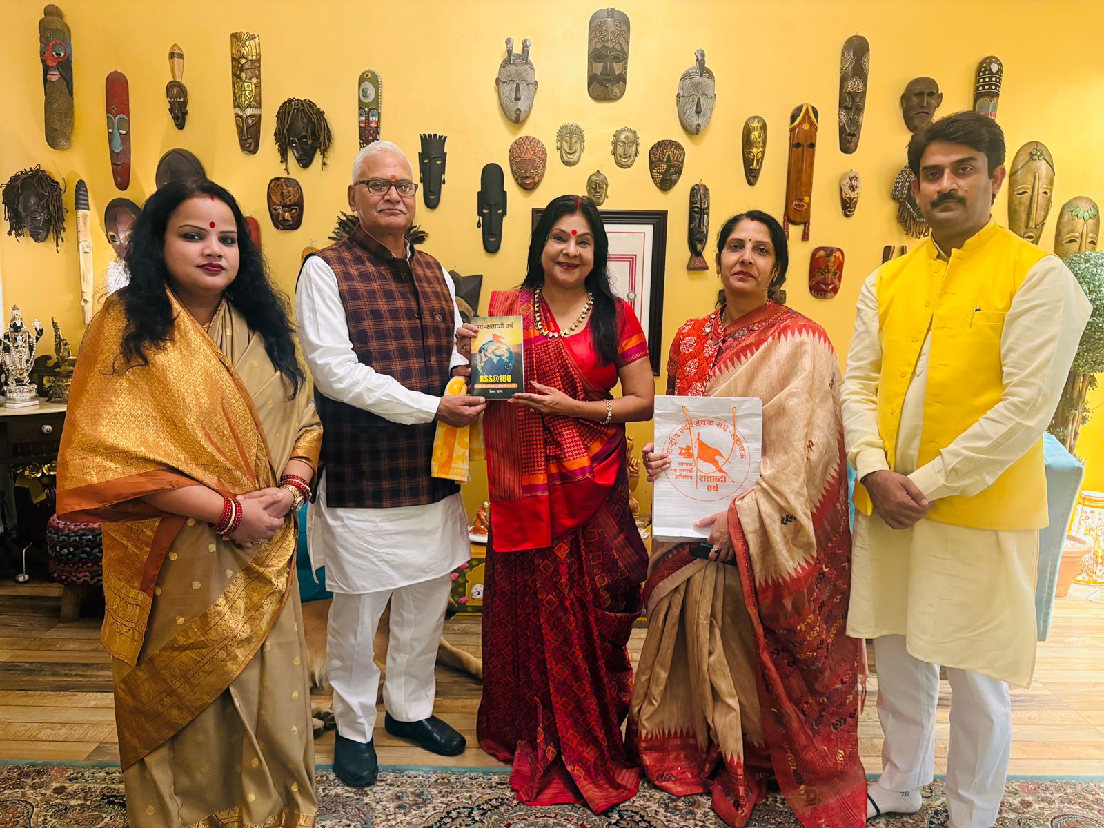 आरएसएस का गृह सम्पर्क अभियान शुरू, पद्मश्री विद्या बिन्दू सिंह और मालिनी अवस्थी को स्वान्त रंजन ने दिया संघ का साहित्य