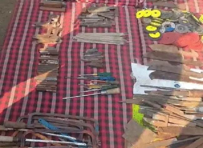 मप्र के सेंधवा में अवैध हथियार फैक्टरी का भंडाफोड़, निर्माण सामग्री और अधबने कट्टे-पिस्टल बरामद