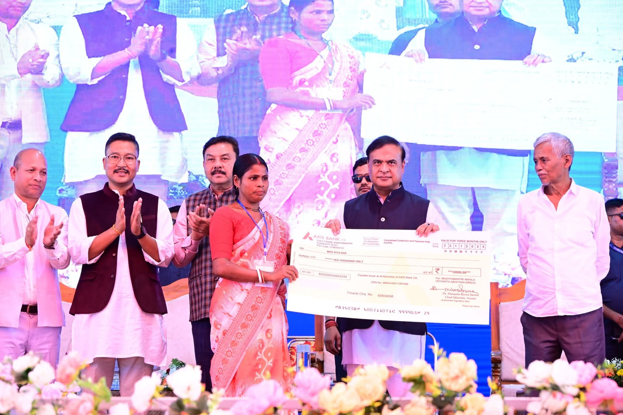 मुख्यमंत्री ने अभयापुरी में किया 23 हजार महिलाओं को चेक वितरित