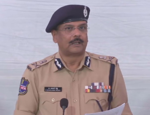  “तेलंगाना में 37 माओवादी हथियार डालकर मुख्यधारा में लौटे, डीजीपी बोले—यह संगठन के लिए बड़ा झटका”