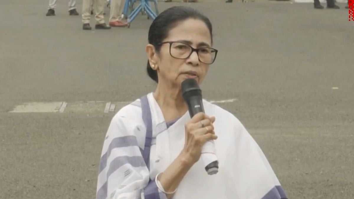 निजी परिसर में मतदान केंद्र के प्रस्ताव पर ममता बनर्जी ने जताई आपत्ति