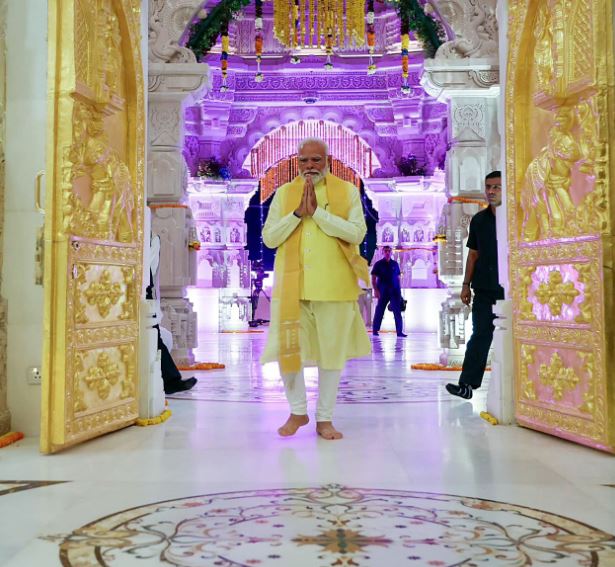  प्रधानमंत्री मोदी ने अयोध्या धाम में ध्वजारोहण से पहले किया रोड शो