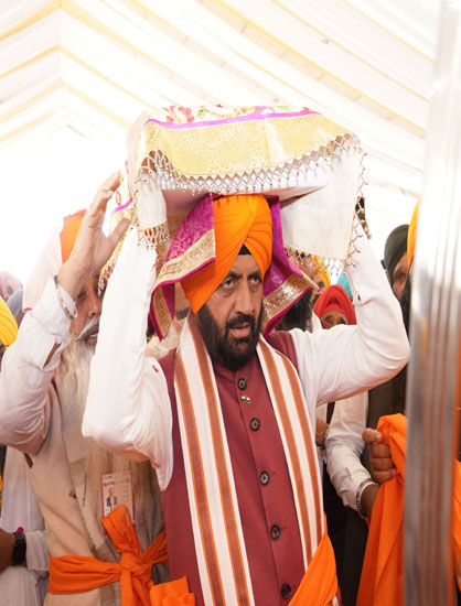 श्री गुरु तेग बहादुर के 350वें शहीदी दिवस पर हरियाणा के मुख्यमंत्री ने निभाई पवित्र &lsquo;पालकी सेवा&rsquo;
