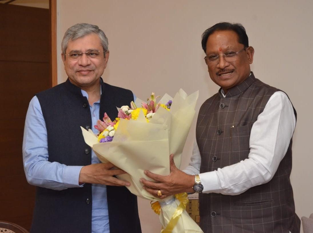 रायपुर : मुख्यमंत्री  विष्णुदेव साय ने केंद्रीय रेल मंत्री अश्विनी वैष्णव से की सौजन्य मुलाकात