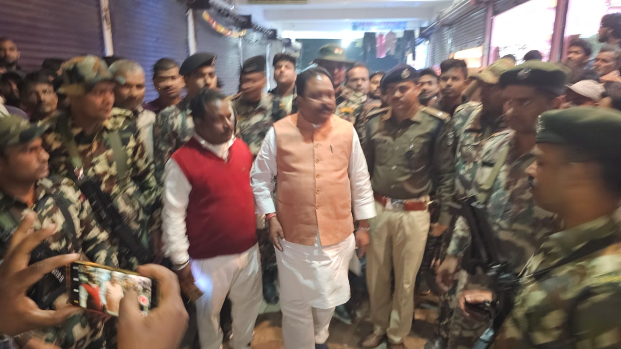 सिमराहा बाजार के अग्नि पीड़ितों से सांसद ने मुलाकात कर क्षति का लिया जायजा