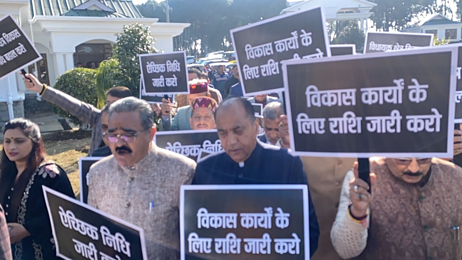 भाजपा विधायकों का तपोवन परिसर में सरकार के खिलाफ प्रदर्शन
