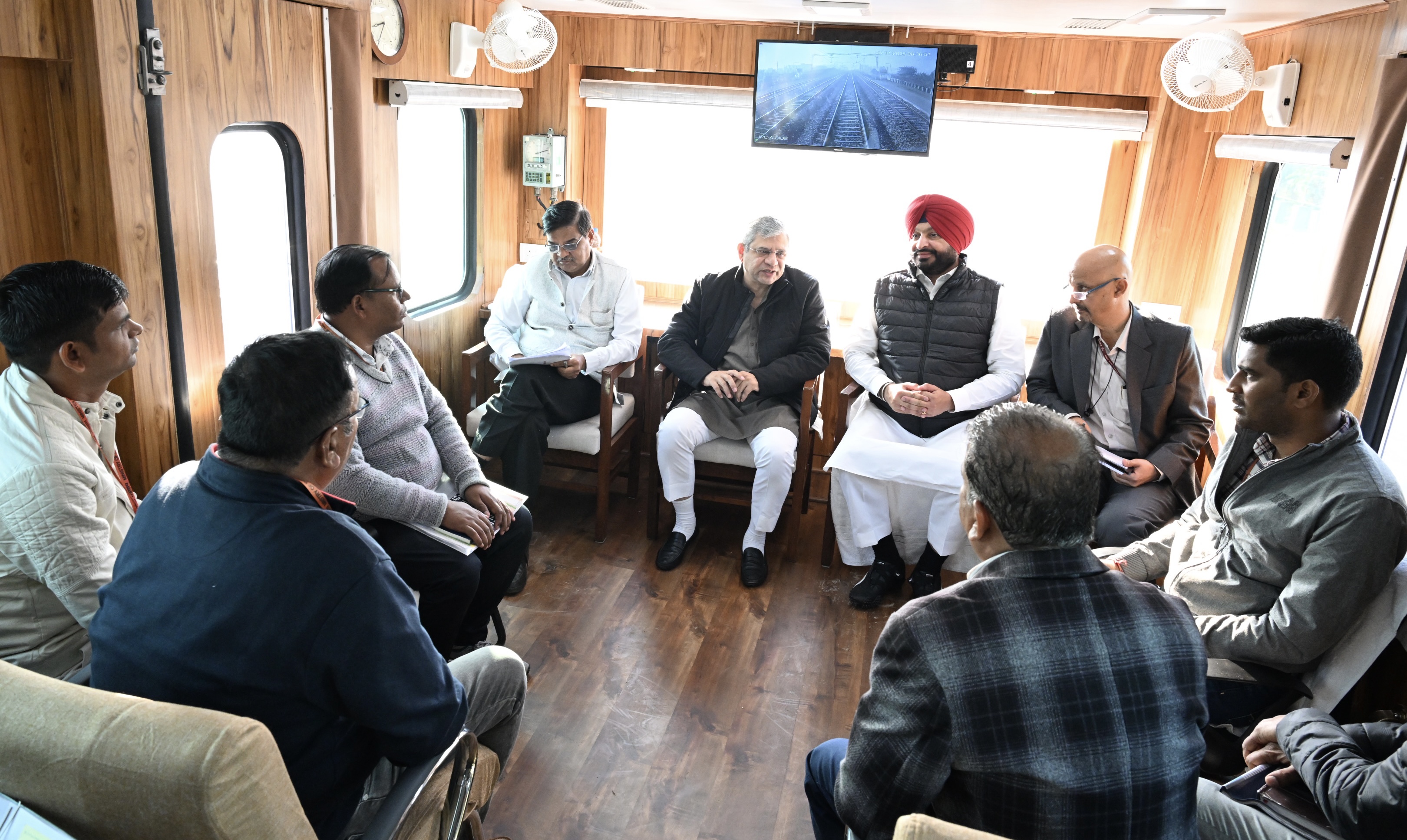  रेल मंत्री ने दिल्ली-चंडीगढ़ रेल मार्ग का विंडो-ट्रेलिंग निरीक्षण किया