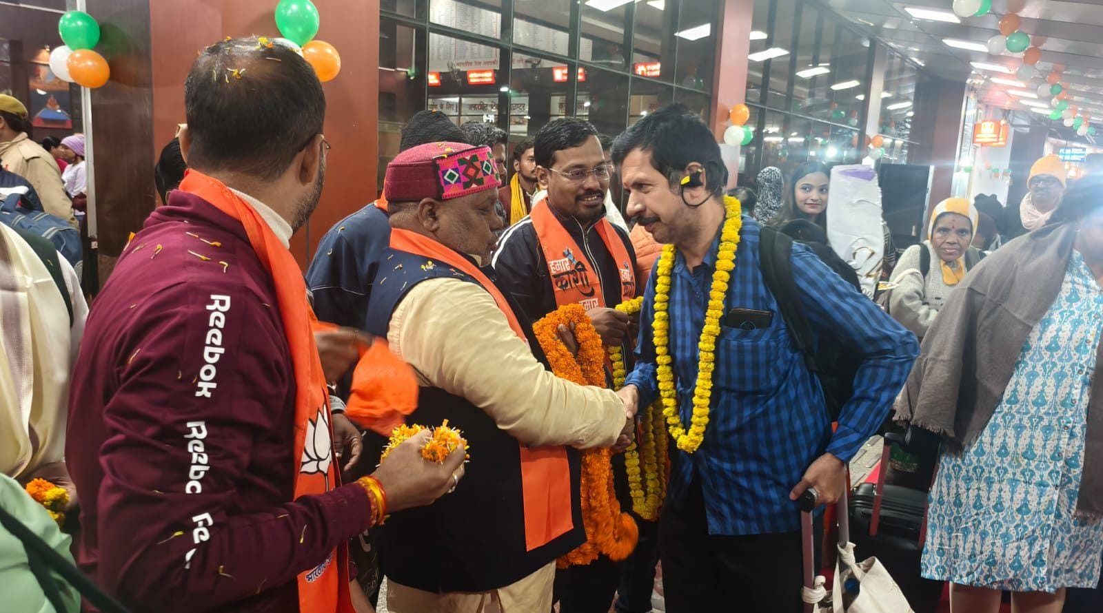  काशी-तमिल संगमम : तमिल छात्रों का दल काशी पहुंचा, &lsquo;हर हर महादेव&rsquo; और पुष्पवर्षा से हुआ स्वागत