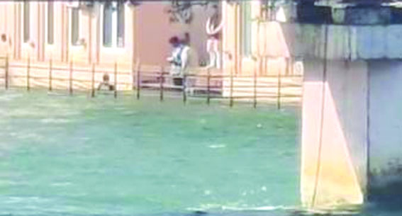 अभिनेता धर्मेंद्र की अस्थियां गंगा में विसर्जित