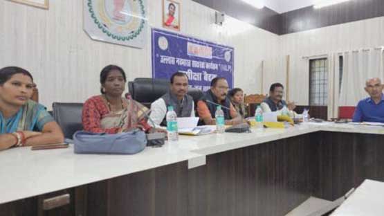 जिला पंचायत शिक्षा समिति की समीक्षा बैठक में शिक्षा से संबंधित विषयाें पर हुई चर्चा