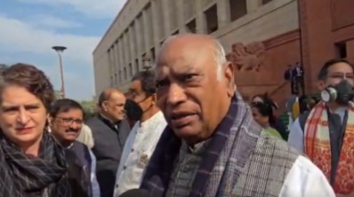 रुपए की गिरावट पर खरगे ने केंद्र सरकार को घेरा, सरकार से जवाब मांगा