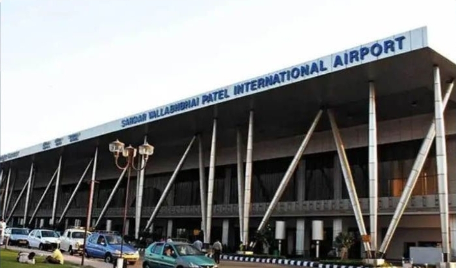 मदीना से हैदराबाद जा रही फ्लाइट की अहमदाबाद में इमरजेंसी लैंडिंग, बम की धमकी वाला मिला ईमेल