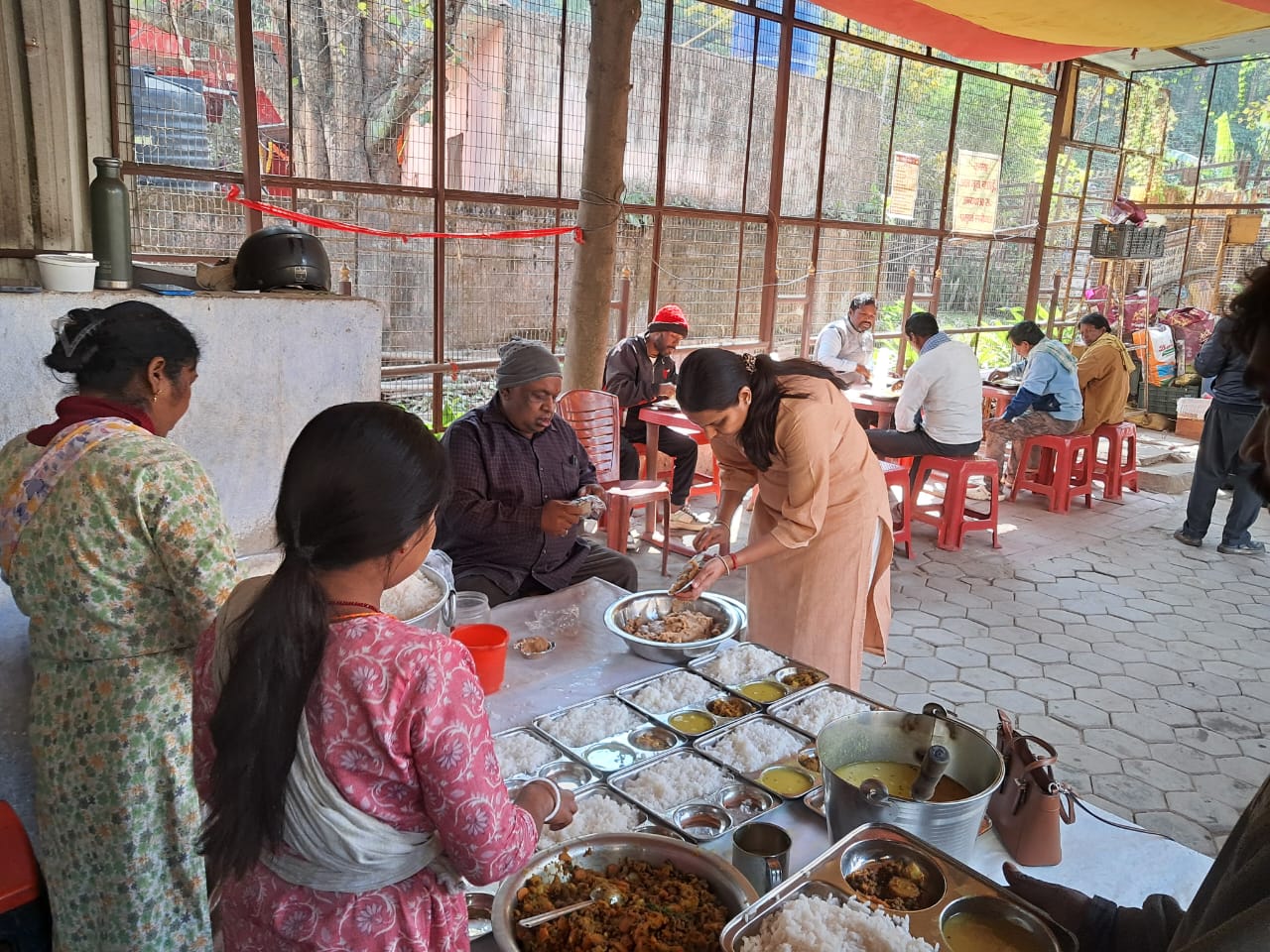 अन्नपूर्णा जयंती पर रांची में विशेष सेवा कार्यक्रम, जरूरतमंदों को परोसा गया भोजन