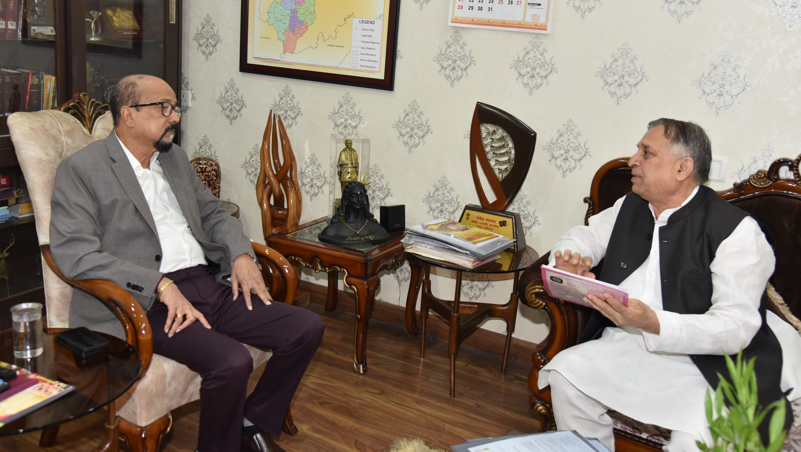 रायपुर : राज्यपाल डेका से छत्तीसगढ़ दिव्यांगजन, वित्त एवं विकास निगम के अध्यक्ष कावड़िया ने की भेंट