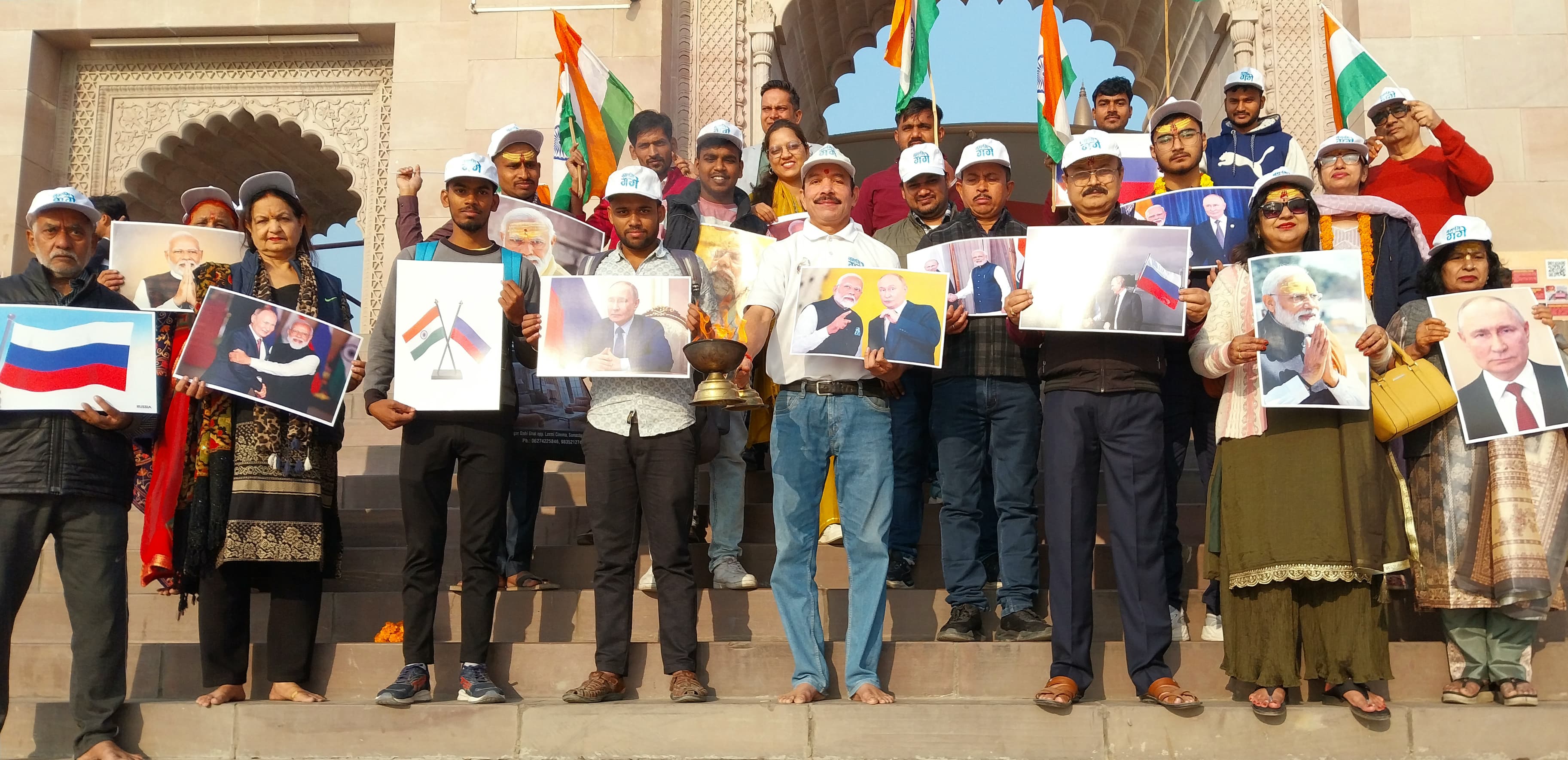 वाराणसी में भारत और रूस की प्रगाढ़ दोस्ती के लिए आरती कर बाबा विश्वनाथ और मां गंगा से प्रार्थना