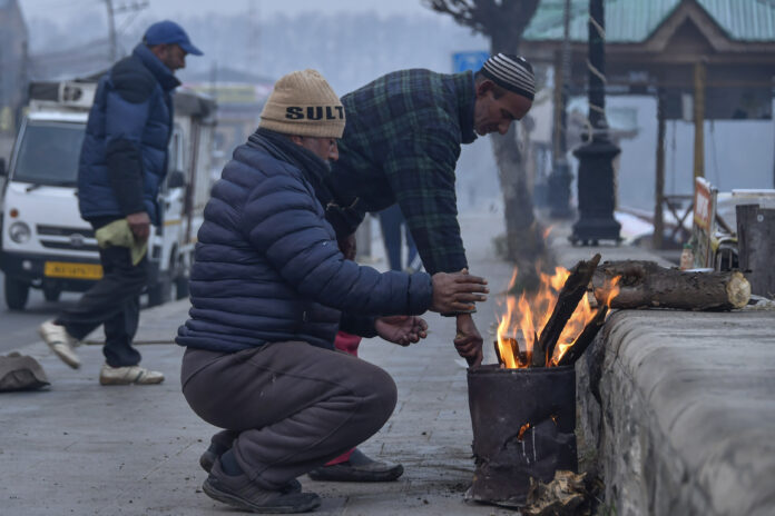कश्मीर में कड़ाके की ठंड जारी, शोपियां माइनस 6.4 डिग्री सेल्सियस के साथ रही सबसे ठंडी जगह