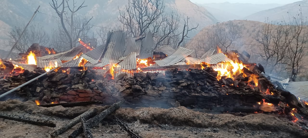 मोरी के डामटी गांव में तीन मंजिला इमारत आग से जलकर राख
