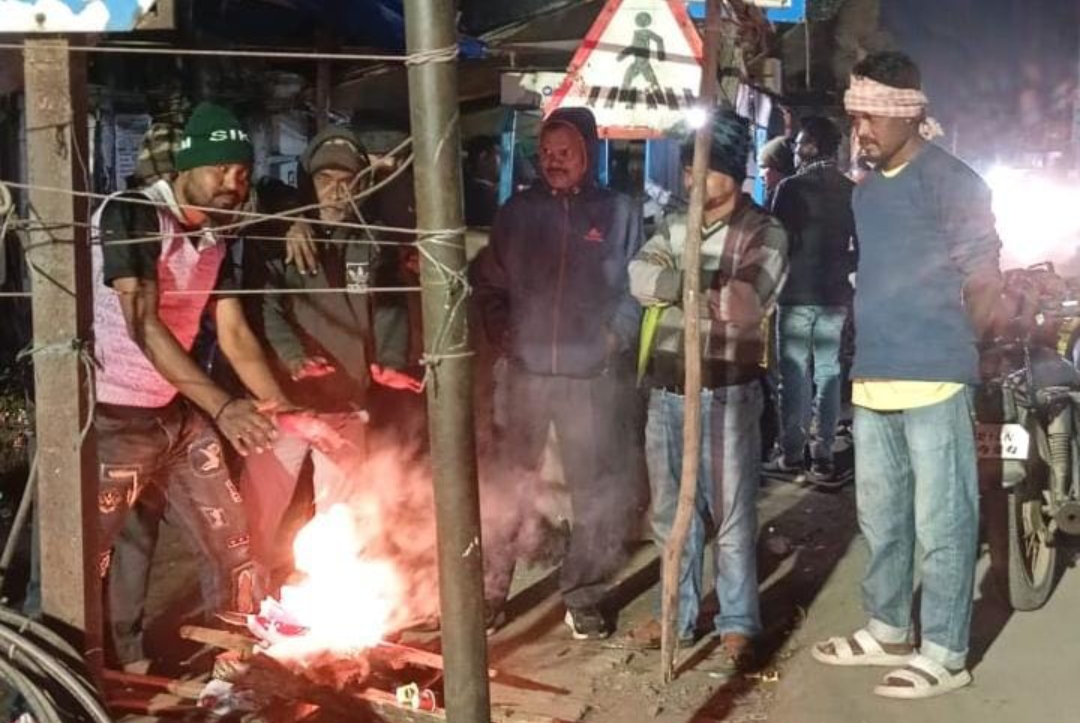 ठंड से राहत के लिए नगर परिषद ने की अलाव की व्यवस्था