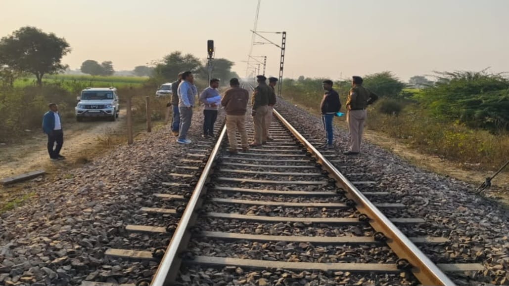 पटरी पर पत्थर रख मालगाड़ी को डिरेल करने की कोशिश, खजुराहो एक्सप्रेस पर भी पथराव