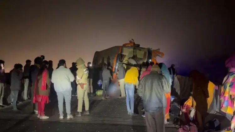  रायबरेली: लखनऊ-प्रयागराज हाईवे पर बस पलटी, छह यात्री घायल