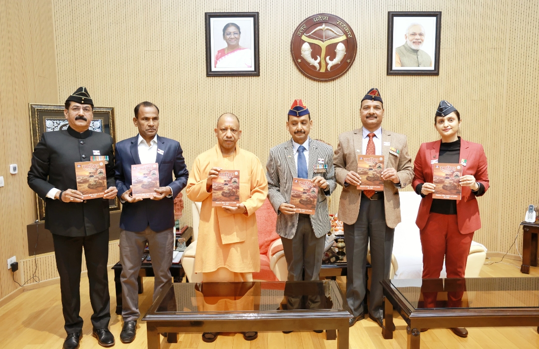 मुख्यमंत्री योगी ने 'फ्लैग पिन' और 'स्मारिका' का विमोचन किया