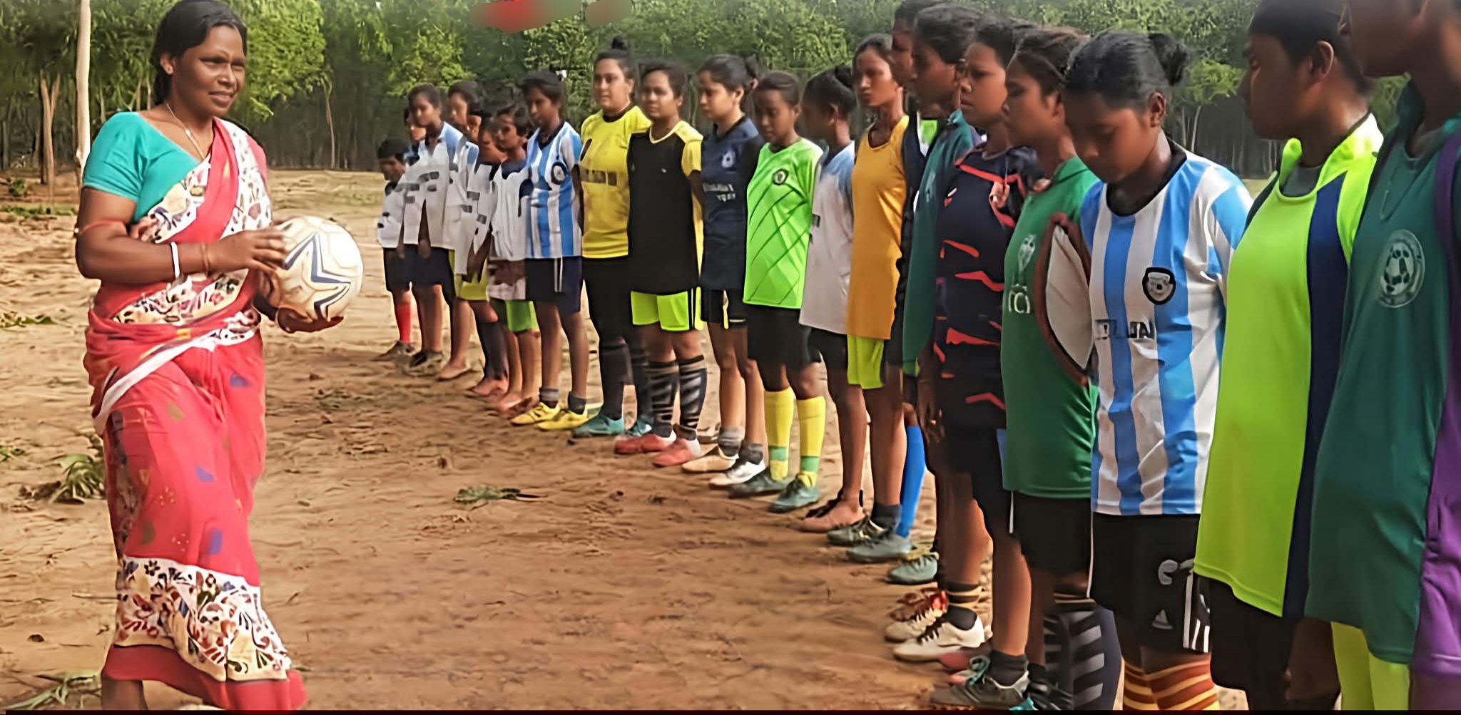 साड़ी में मैदान पर उतरकर फुटबॉल को नई उड़ान दे रही बांकुड़ा की कोच भारती