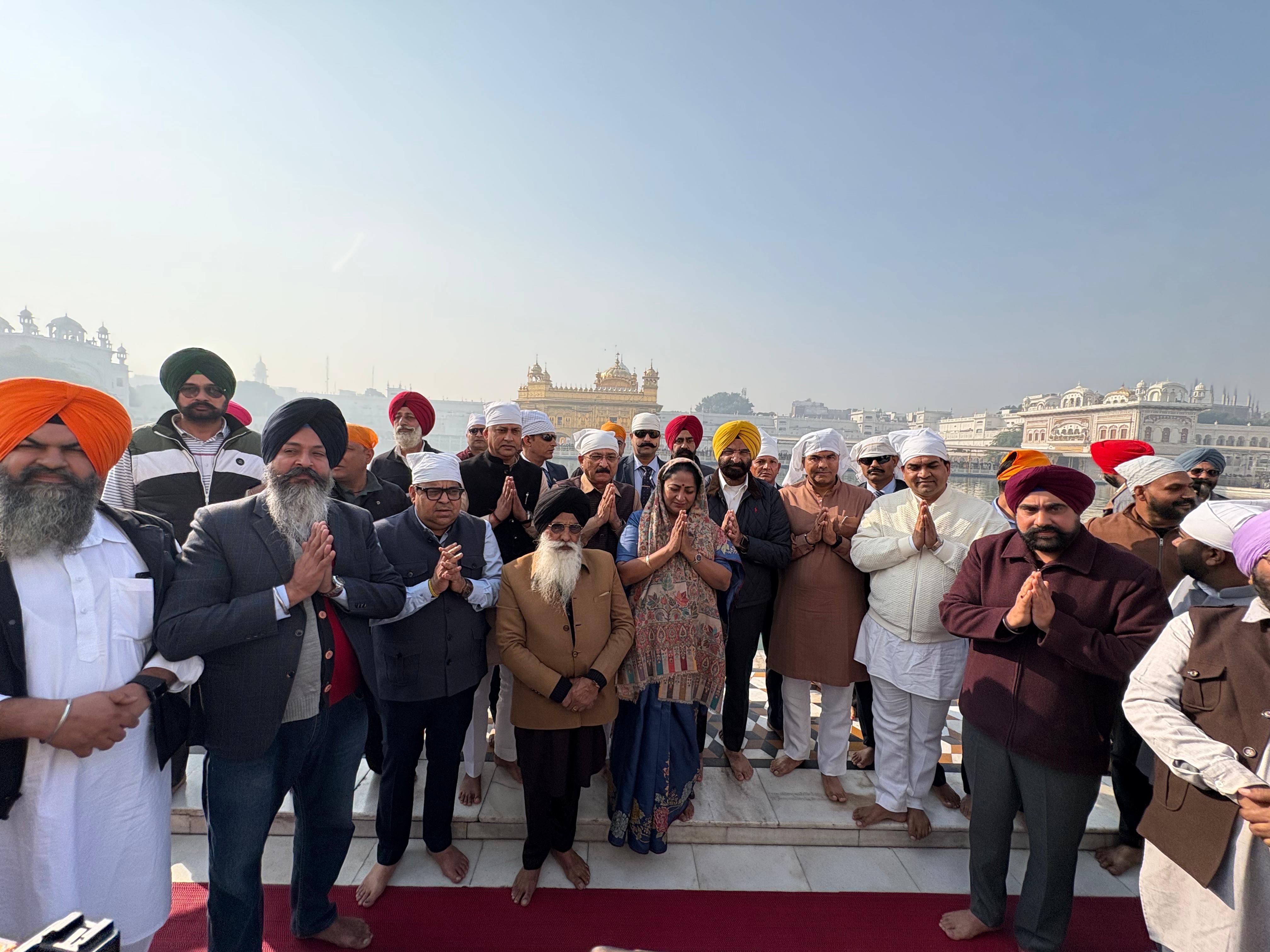   दिल्ली की मुख्यमंत्री ने कैबिनेट सहयोगियों के साथ स्वर्ण मंदिर में माथा टेका