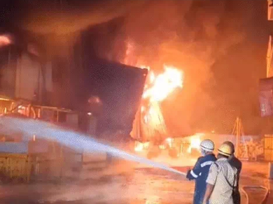  दादरा और नगर हवेली के दादरा गांव में प्लास्टिक कंपनी में भीषण आग से कई कंपनियां चपेट में, धमाकों से दहशत