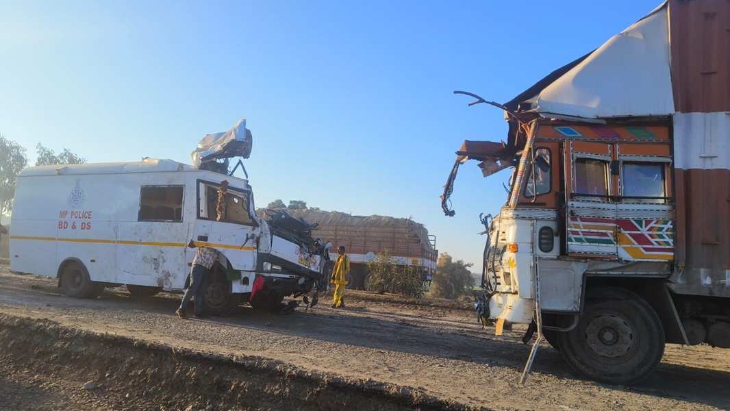 मप्रः भीषण सड़क हादसे में मुरैना बम स्क्वॉड के 4 जवानों की जान गई, एक अन्य गंभीर रूप से घायल