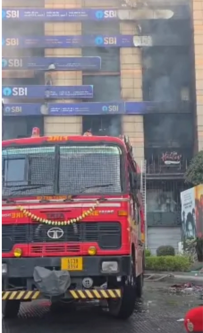 गुवाहाटी के सोहम इंपोरिया में भीषण आग, छह मंजिलें जलकर खाक