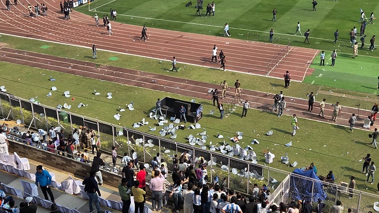  अव्यवस्था के बीच कार्यक्रम छोड़ लौटे दिग्गज फुटबॉलर, दर्शकों ने मैदान में फेंका बोतल-फाड़े बैनर