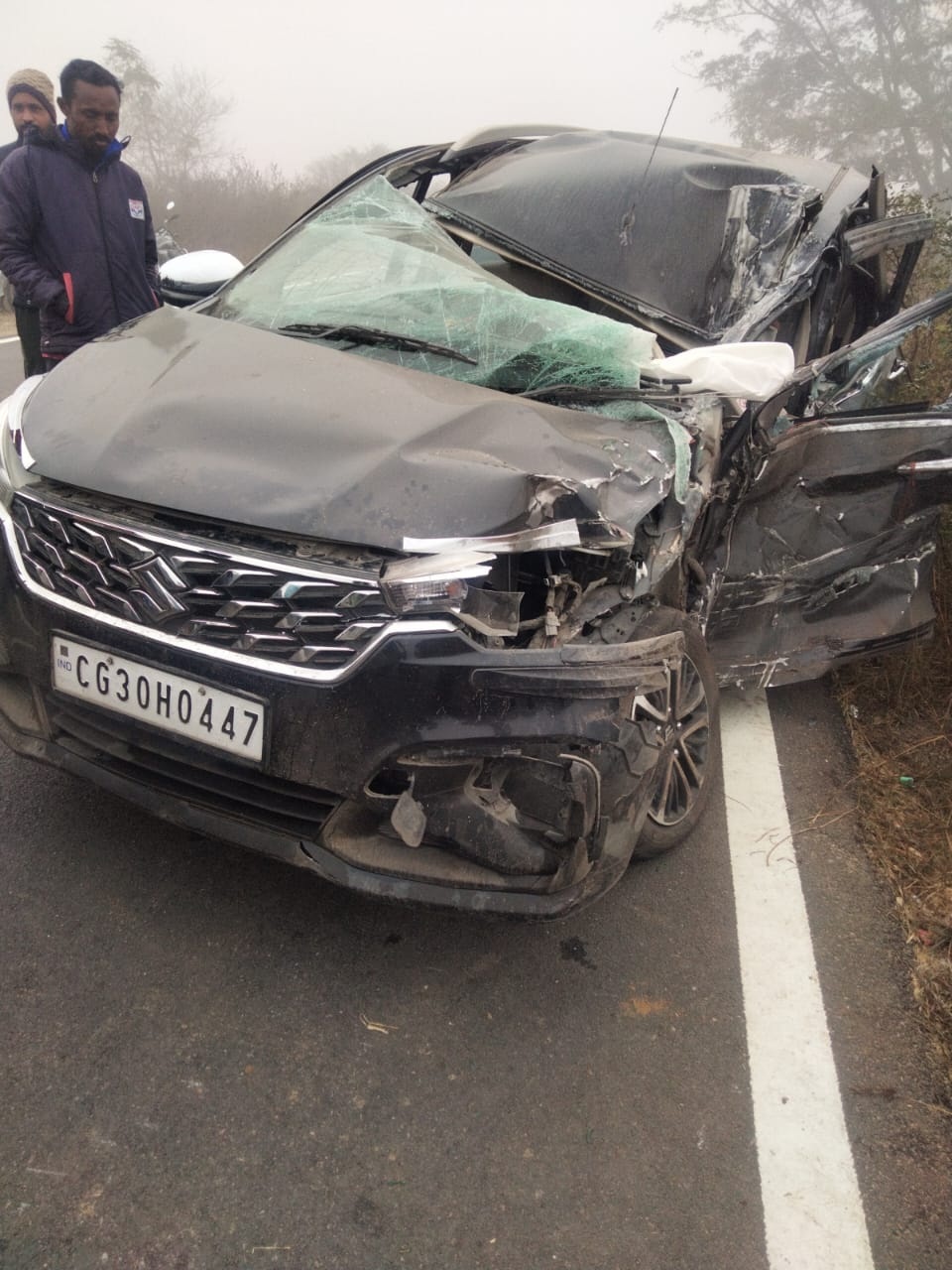  बलरामपुर : घने कोहरे के चलते ट्रक से टकराई कार, छह लोग घायल