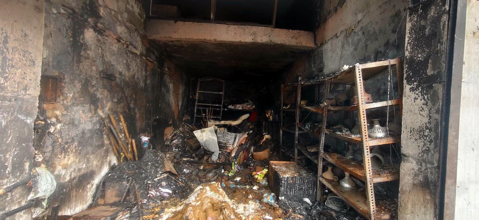  फतेहाबाद की हंस मार्केट में करियाना स्टोर में आग, लाखों का नुकसान