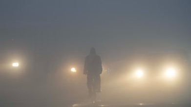  दिल्ली-एनसीआर में एक्यूआई 500, घनी धुंध की चादर से दृश्तयता 100 मीटर तक सिमटी