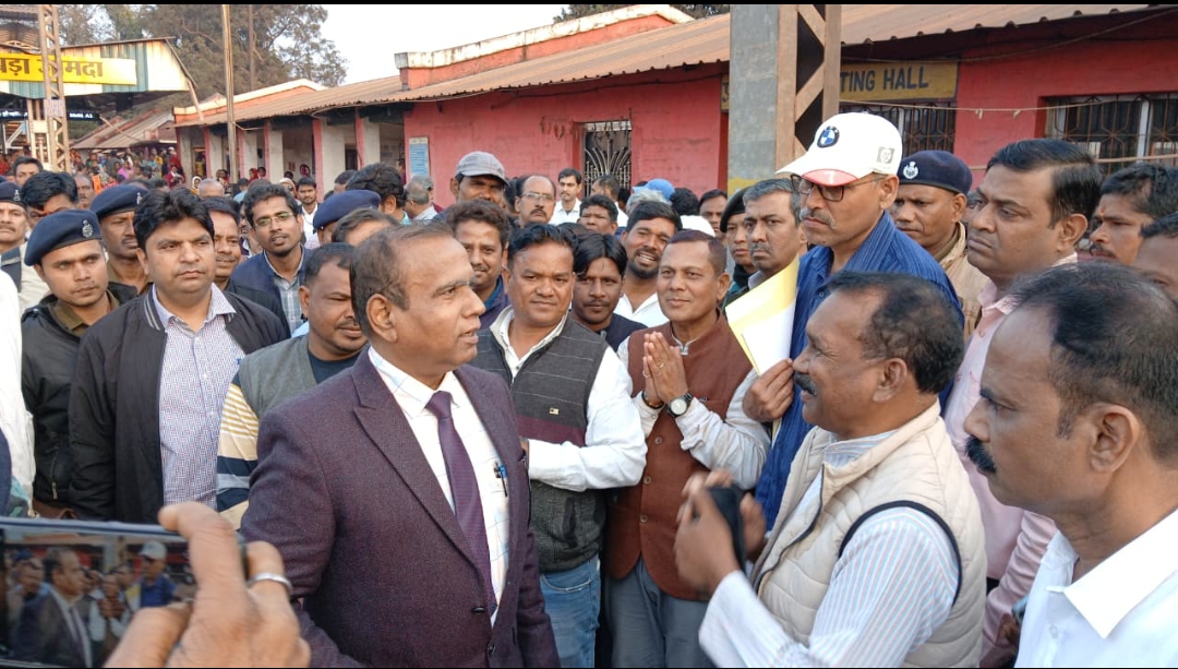  पूर्व मुख्यमंत्री ने दक्षिण-पूर्व रेलवे के महाप्रबंधक से की मुलाकात, सौंपा ज्ञापन