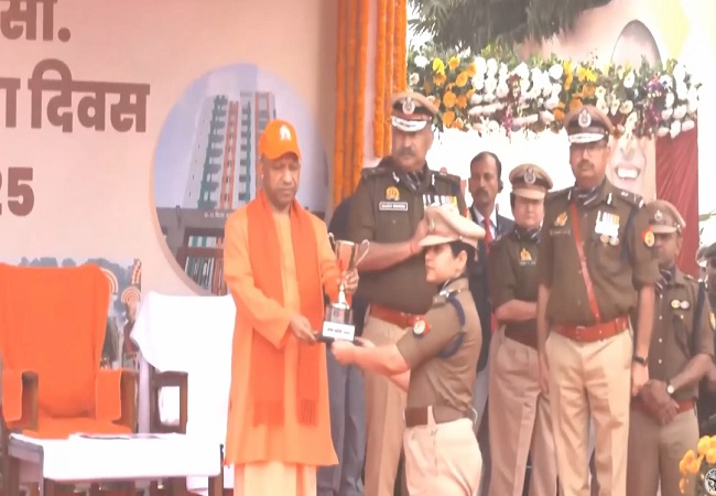  पीएसी के स्थापना दिवस पर मुख्यमंत्री योगी ने जवानों को किया पुरस्कृत