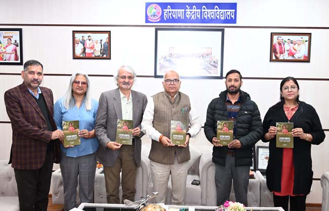 कुलपति प्रो टंकेश्वर कुमार ने &lsquo;बियॉन्ड बॉर्डर्स&rsquo; पुस्तक का विमोचन किया 