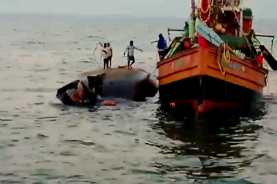 बांग्लादेशी नौसेना के हमले में लापता पांच मछुआरों में से दो के शव बरामद, तीन की तलाश जारी