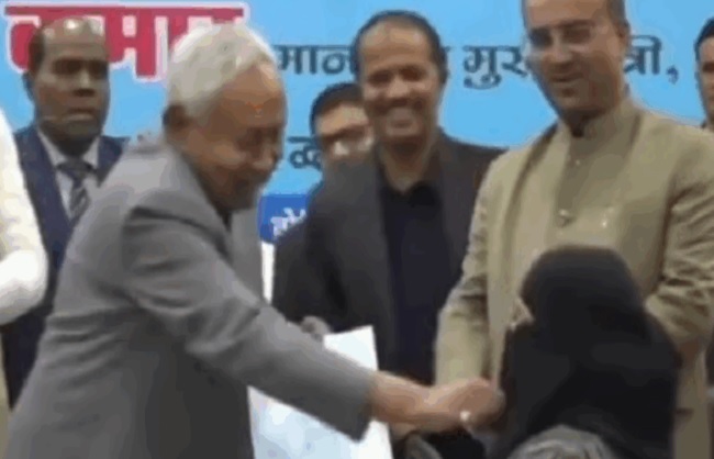  हिजाब विवाद: आयुष डॉक्टर नुसरत परवीन 20 दिसंबर को सदर प्राथम&zwj;िक स्&zwj;वास्&zwj;थ्&zwj;य केंद्र में देंगी योगदान