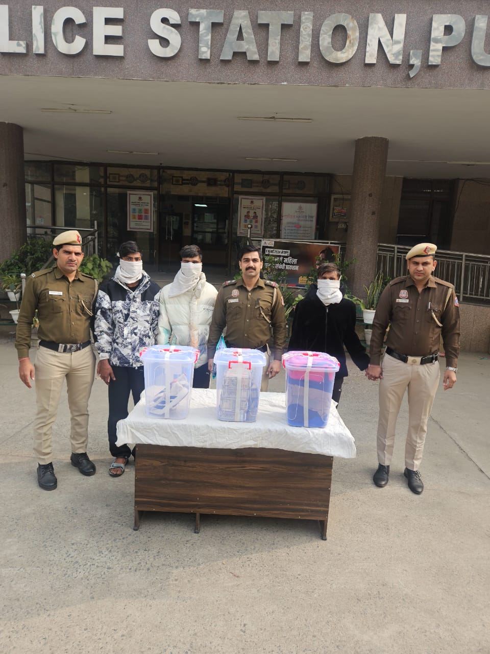 नौकर ने ही उड़ाए 40 लाख रुपये, तीन गिरफ्तार