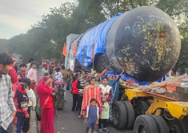  दुनिया का सबसे बड़ा 210 टन वजनी शिवलिंग सागर पहुंचा, दर्शन के लिए उमड़ी भीड़