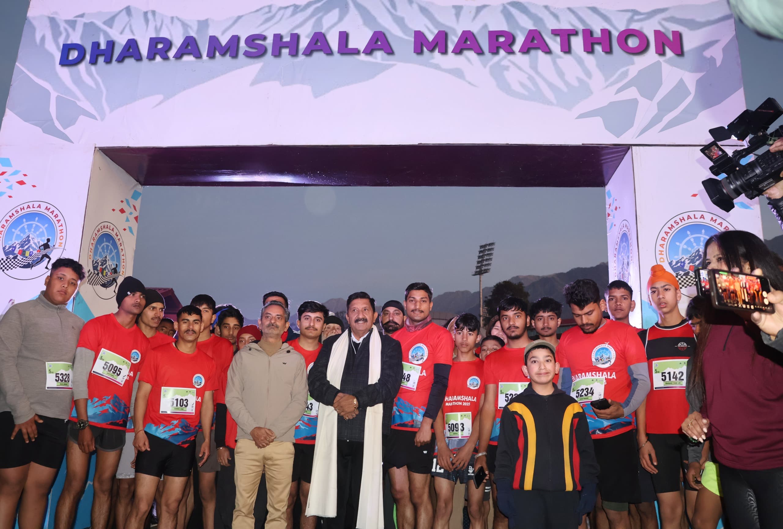 उप मुख्यमंत्री मुकेश अग्निहोत्री ने मैराथन को किया रवाना, धावकों का बढ़ाया उत्साह