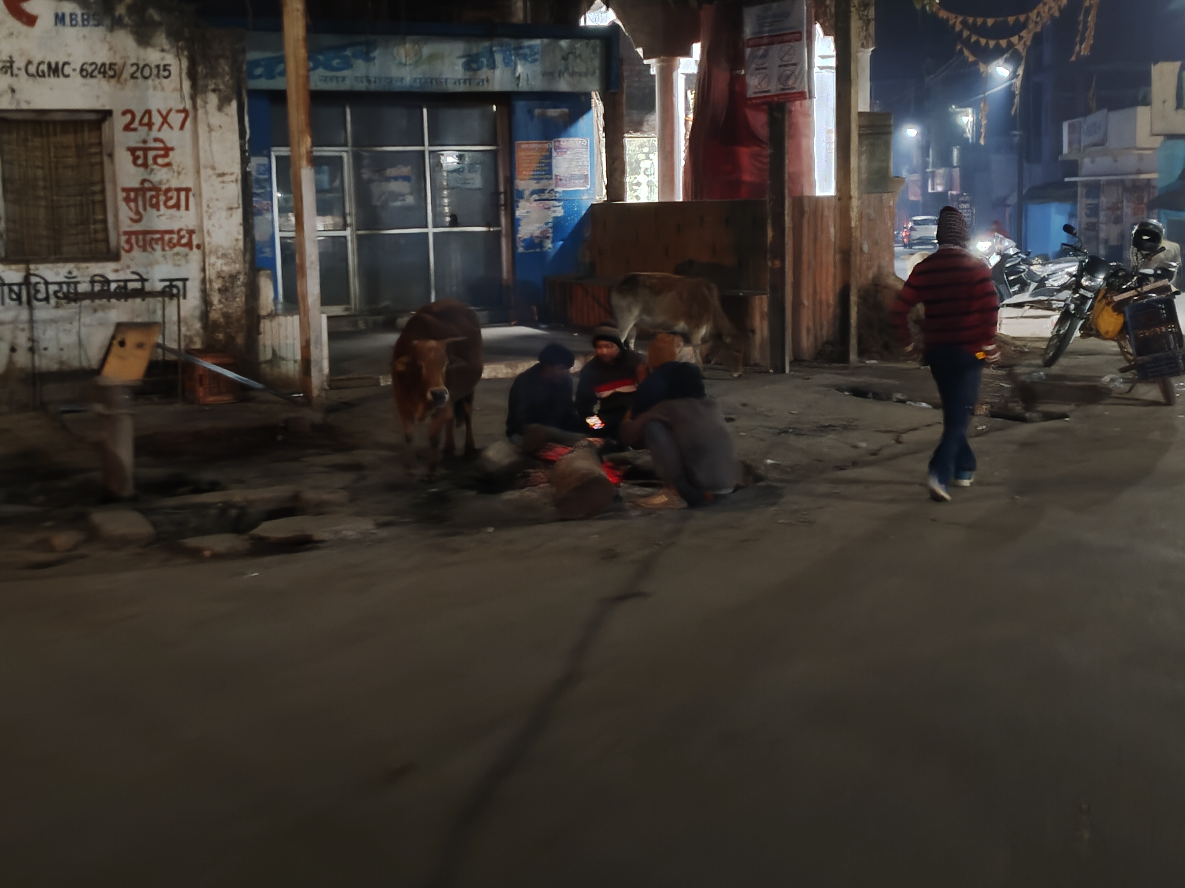  बलरामपुर जिले में शीतलहर का कहर : सात डिग्री पर सिमटा रामानुजगंज, अलाव बना सहारा